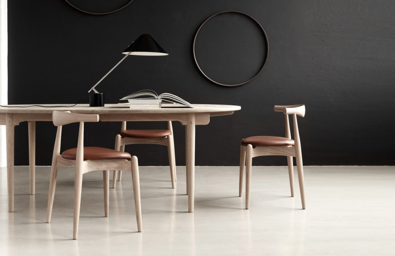 CH20 | ELBOW Chair, Oak Oil