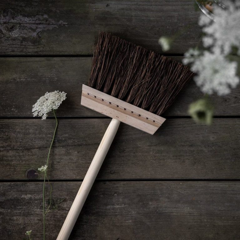 BROOM w. Long Handle
