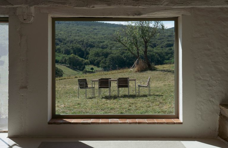 TRAVERSE Armchair