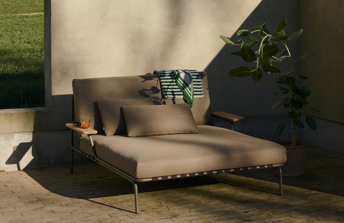 SETTLE Lounge Bed w. Armrest