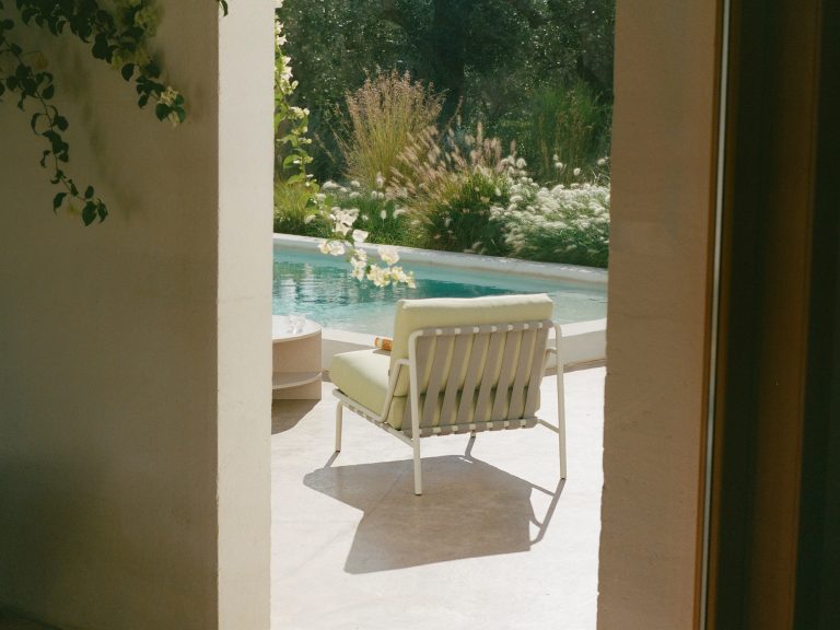 SETTLE Lounge Chair