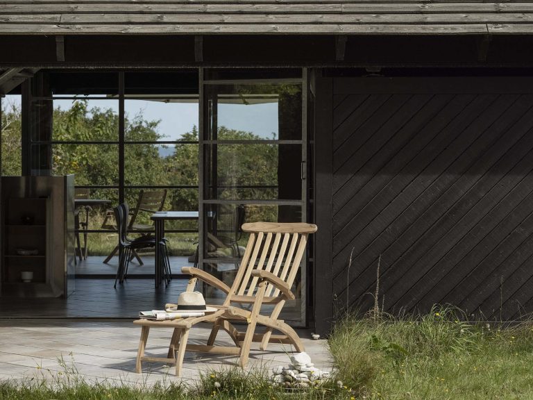 BETWEEN LINES Deck Chair
